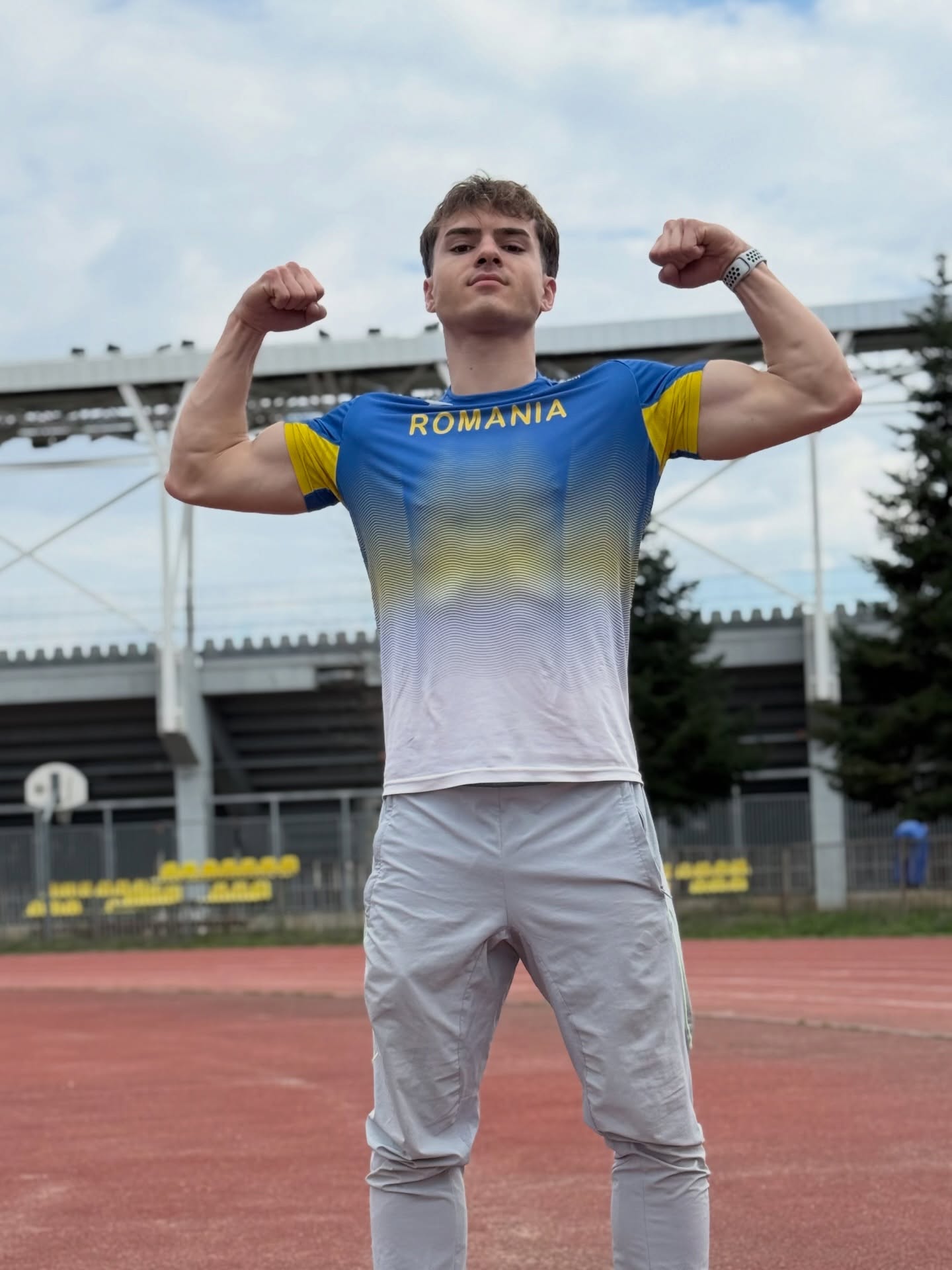 Alexandru Geamănu (ASE), antrenor traseu aplicativ în Ploiești, pe pista de atletism, în tricoul echipei naționale a României.